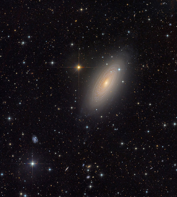СПИРАЛЬНАЯ ГАЛАКТИКА NGC 2841 И НЕПРАВИЛЬНАЯ ГАЛАКТИКА PGC26572. НА ФОНЕ МНОЖЕСТВО ДАЛЁКИХ ГАЛАКТИК И КВАЗАРОВ