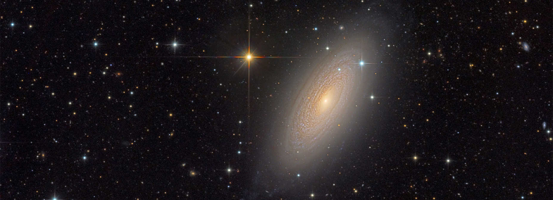СПИРАЛЬНАЯ ГАЛАКТИКА NGC 2841 И НЕПРАВИЛЬНАЯ ГАЛАКТИКА PGC26572. НА ФОНЕ МНОЖЕСТВО ДАЛЁКИХ ГАЛАКТИК И КВАЗАРОВ
